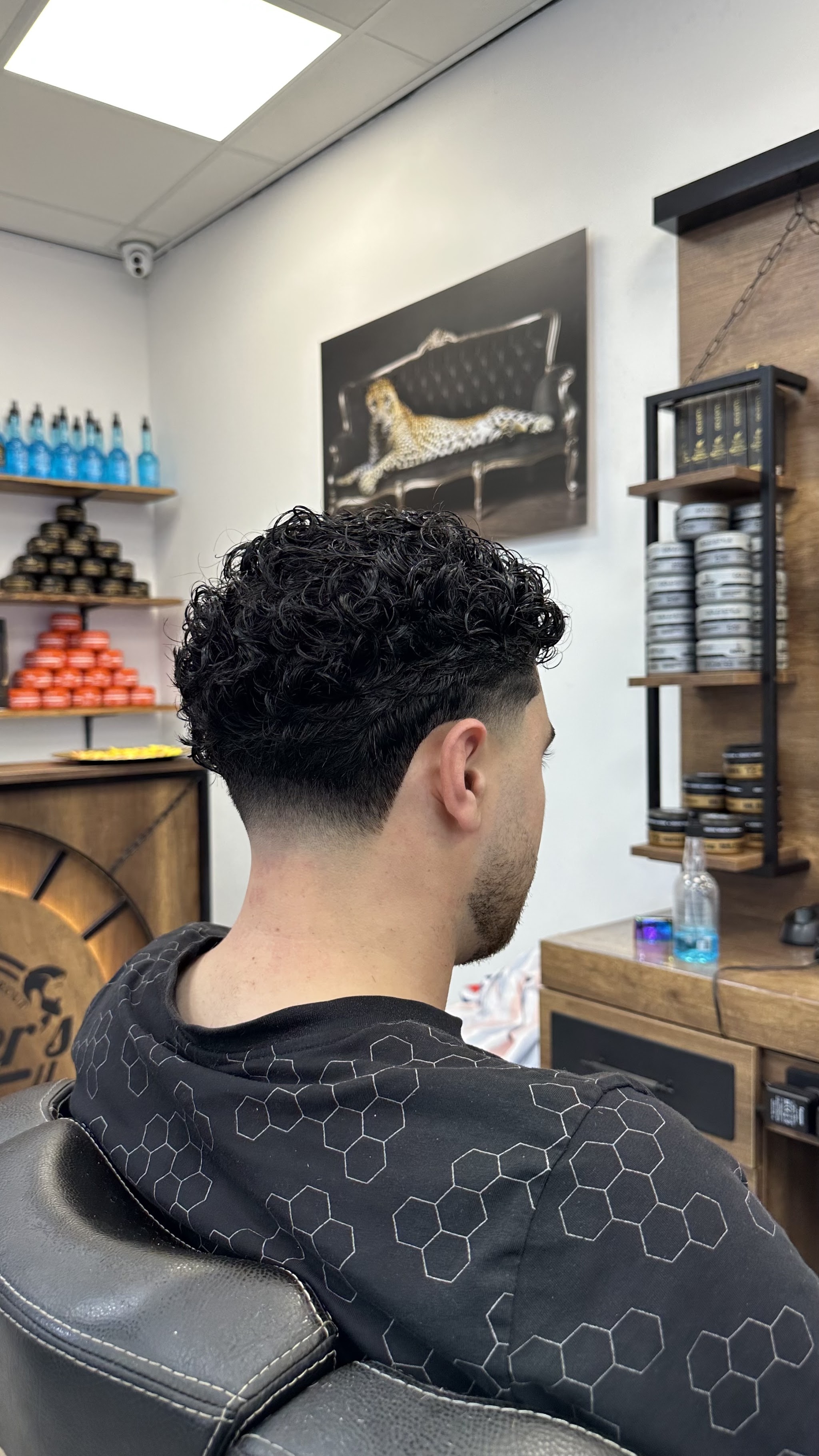 Krullen bovenop met een skin fade, in de stoel bij Faded BY Asmar