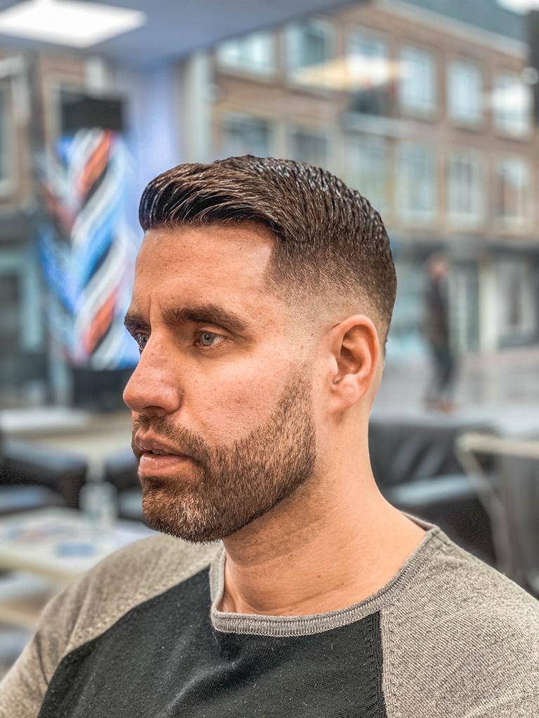 Korte fade met een strak bijgewerkte baard