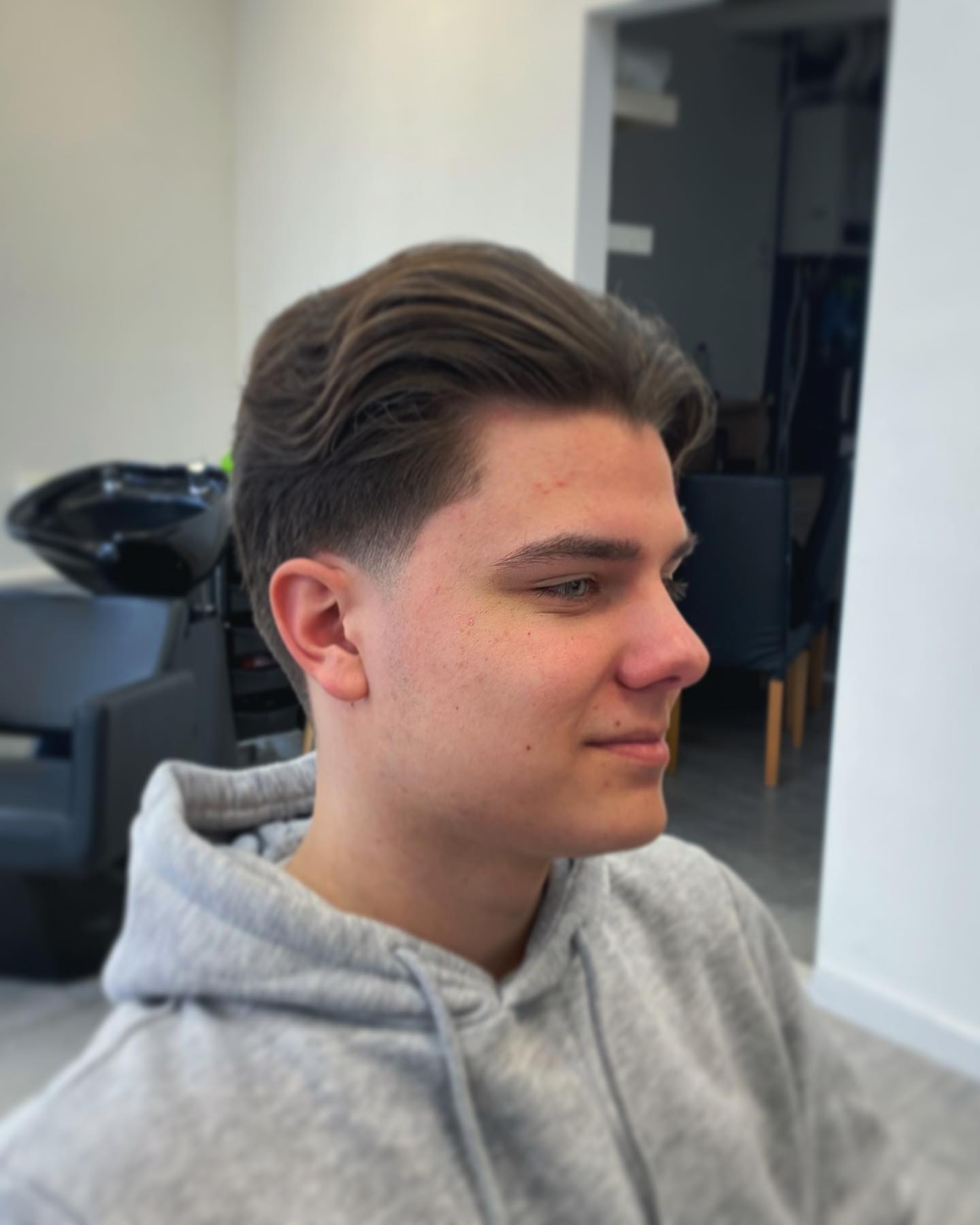 Naar achteren gestyled haar met een low taper